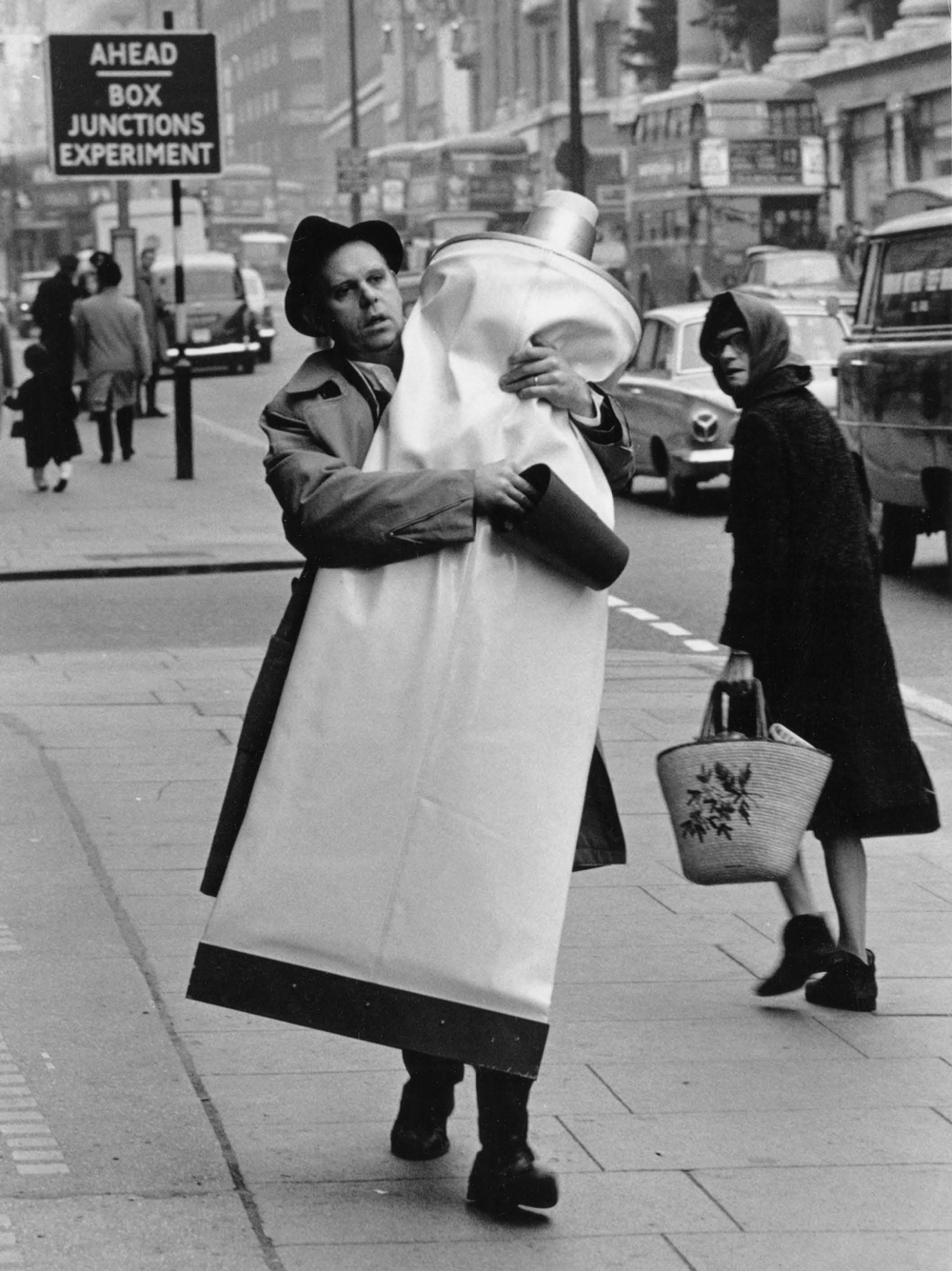 Claes Oldenburg carrying Giant Toothpaste Tube (1964), London, 1966 Photo credit: Hans Hammarskiöld